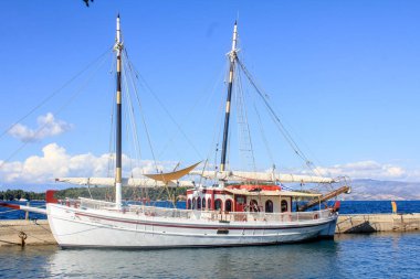 İyon Denizi 'ndeki egzotik adalara yolcu taşımak için bir turist gemisi.