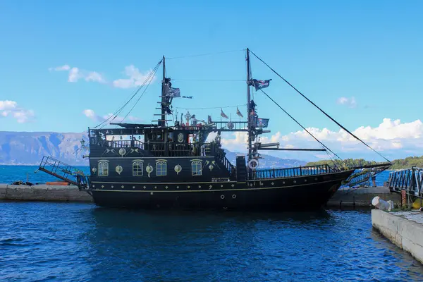 İyon Denizi 'ndeki egzotik adalara yolcu taşımak için bir turist gemisi.