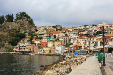 Yunanistan 'ın Parga kentindeki güzel mimari ve tesislerin rıhtımından manzara