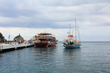 Turistleri yakındaki adalara her gün taşıyan turist tekneleri