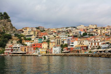 Yunanistan 'ın Parga kentindeki güzel mimari ve tesislerin rıhtımından manzara