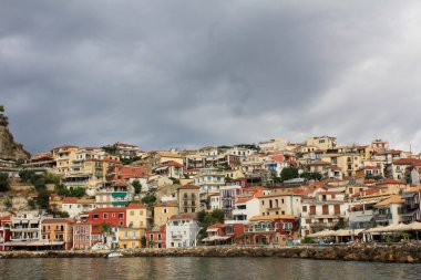 Yunanistan 'ın Parga kentindeki güzel mimari ve tesislerin rıhtımından manzara