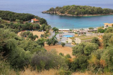 Temiz mavi suları, güzel plajları ve demirlemiş yatları olan bir marinası olan Sivota Epirus Yunanistan 'da tatil için mükemmel bir yer.