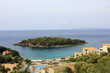 Temiz mavi suları, güzel plajları ve demirlemiş yatları olan bir marinası olan Sivota Epirus Yunanistan 'da tatil için mükemmel bir yer.