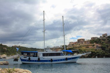 Yunanistan 'ın Sivota Epirus marinasında demirli güzel bir yat İyon Denizi' nde yelken açmak ve eğlenmek için mükemmel bir yer.