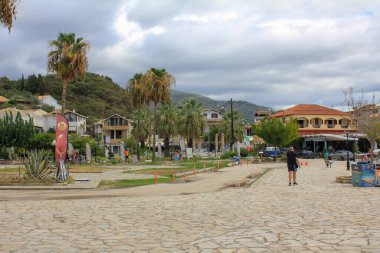Temiz mavi suları, güzel plajları ve demirlemiş yatları olan bir marinası olan Sivota Epirus Yunanistan 'da tatil için mükemmel bir yer.