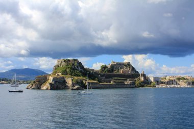 Eski Corfu kasabasının güzel bir mimarisi. Güneşle aydınlatılan ve bulutların asılı durduğu yer.