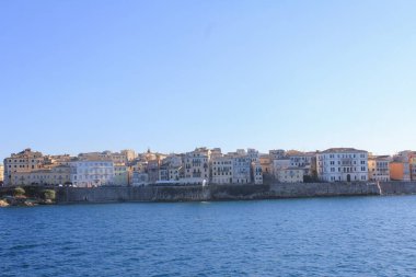 Eski Corfu kasabasının güzel bir mimarisi. Güneşle aydınlatılan ve bulutların asılı durduğu yer.