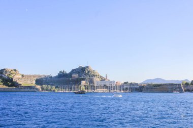 Eski Corfu kasabasının güzel bir mimarisi. Güneşle aydınlatılan ve bulutların asılı durduğu yer.