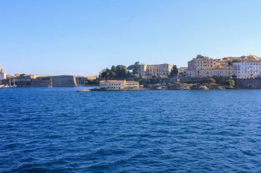 Eski Corfu kasabasının güzel bir mimarisi. Güneşle aydınlatılan ve bulutların asılı durduğu yer.