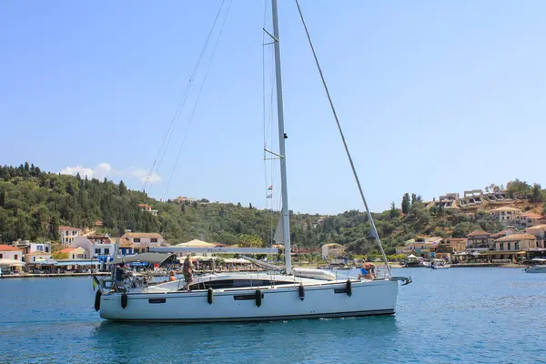 Yunanistan 'ın Sivota Epirus marinasında demirli güzel bir yat İyon Denizi' nde yelken açmak ve eğlenmek için mükemmel bir yer.