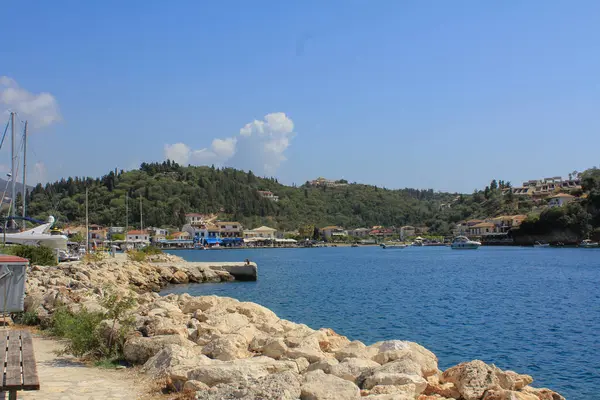 Temiz mavi suları, güzel plajları ve demirlemiş yatları olan bir marinası olan Sivota Epirus Yunanistan 'da tatil için mükemmel bir yer.