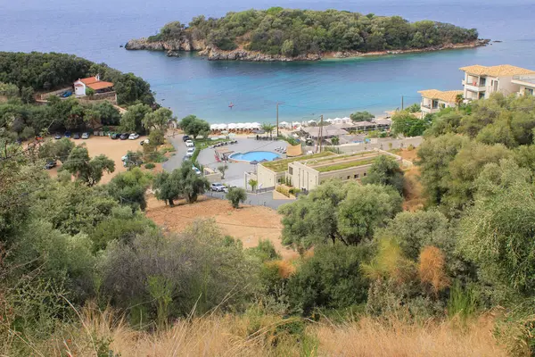 Temiz mavi suları, güzel plajları ve demirlemiş yatları olan bir marinası olan Sivota Epirus Yunanistan 'da tatil için mükemmel bir yer.