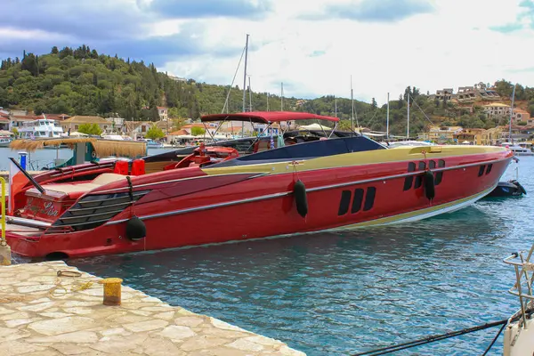 Yunanistan 'ın Sivota Epirus marinasında demirli güzel bir yat İyon Denizi' nde yelken açmak ve eğlenmek için mükemmel bir yer.