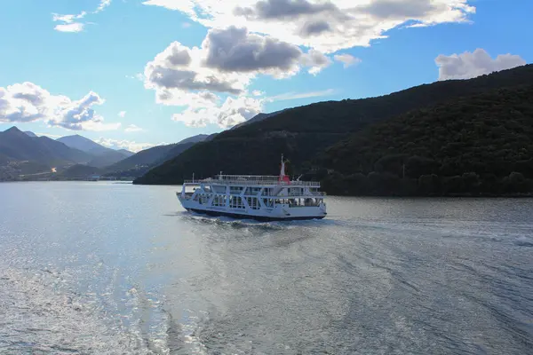 Turistleri her gün İyon Denizi 'ndeki yakınlardaki adalara taşıyan turist tekneleri