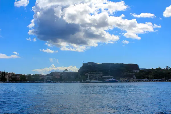 Eski Corfu kasabasının güzel bir mimarisi. Güneşle aydınlatılan ve bulutların asılı durduğu yer.