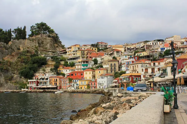 Yunanistan 'ın Parga kentindeki güzel mimari ve tesislerin rıhtımından manzara