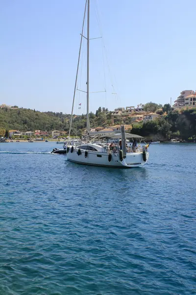 Yunanistan 'ın Sivota Epirus kentinde demirlemiş güzel beyaz bir yat.