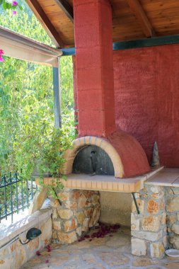 Turistik bir kasabada güzel dekore edilmiş bir bahçe ayarlanmış ızgarası ve fırını olan.