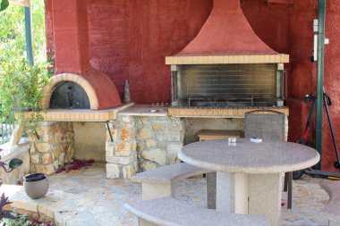 Turistik bir kasabada güzel dekore edilmiş bir bahçe ayarlanmış ızgarası ve fırını olan.