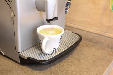 Bir fincan beyaz espresso.