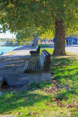 Tuna nehrinin kıyısında ahşap banklarla süslenmiş güzel bir gezinti alanı.