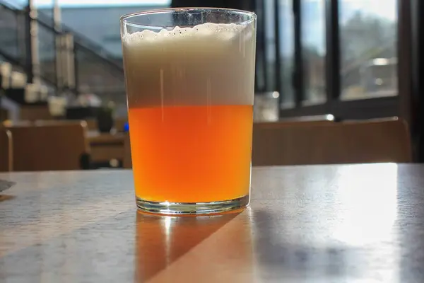 Bira ve köpüklü kristal bardak.