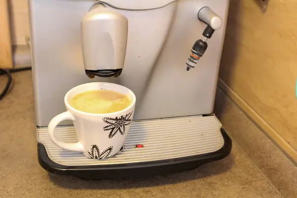 Bir fincan beyaz espresso.