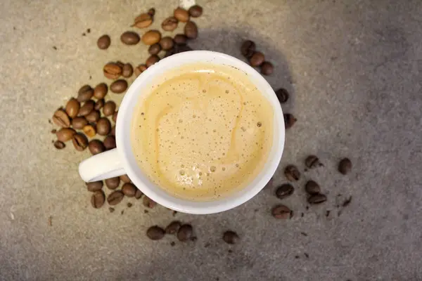 Bir fincan beyaz espresso.