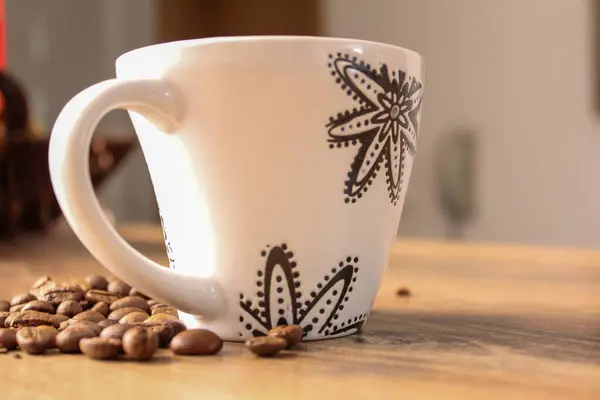 Bir fincan beyaz espresso.