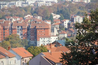 Belgrad 'ın kırmızı tuğlalı uzun binaları olan güzel bir mahallesi var.