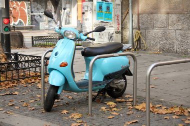 maviyle boyanmış küçük geleneksel bir motosiklet.