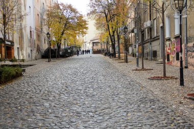 Belgrad 'daki Skadarska caddesi sonbaharda pek çok restoran ve kafeye sahip kaldırım taşlarıyla döşendi
