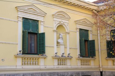 Belgrad 'ın eski kısımlarında güzel renklere, mükemmel mimariye ve dekorasyona sahip eski binalar