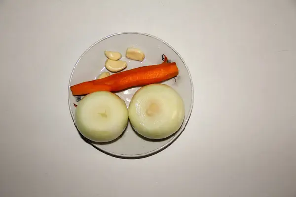 Sebzeler bir tepside dizilmiş.