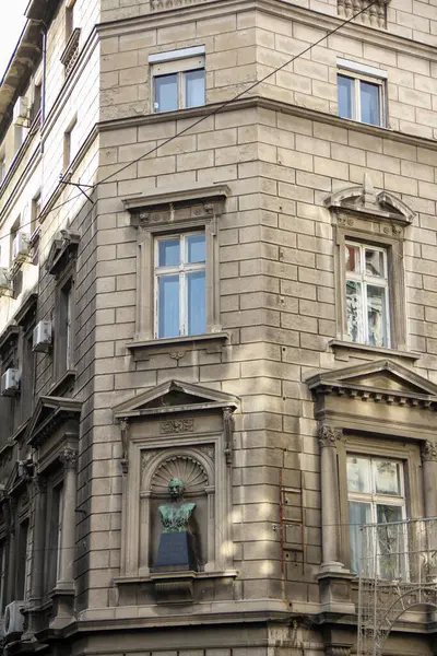 Belgrad 'ın eski kısımlarında güzel renklere, mükemmel mimariye ve dekorasyona sahip eski binalar