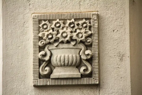 Belgrad 'ın eski kısımlarında güzel renklere, mükemmel mimariye ve dekorasyona sahip eski binalar