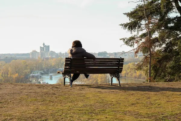 Bayan, Yeni Belgrad 'a bakan bir tepede oturuyor.