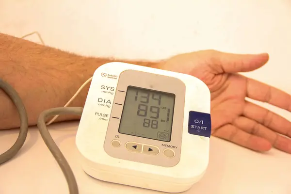 Basınç ve kolu ölçmek için modern dijital aygıt