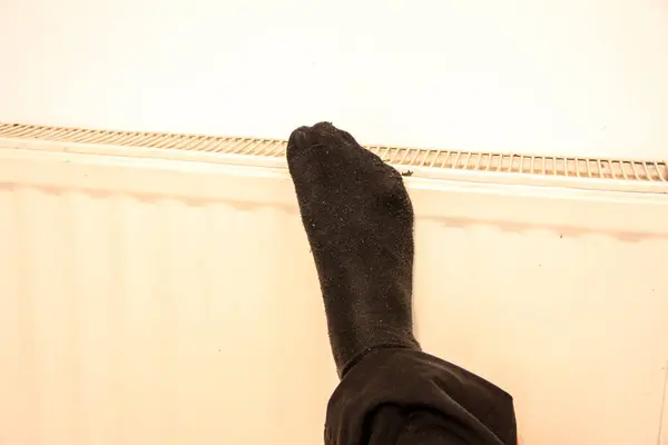 Kışın radyatör, bacakları ısıtmak için ideal bir araçtır.