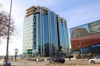 Çağdaş mimarinin bir sembolü olarak Yeni Belgrad 'da inşa edilmiş cam cepheli çağdaş bir bina