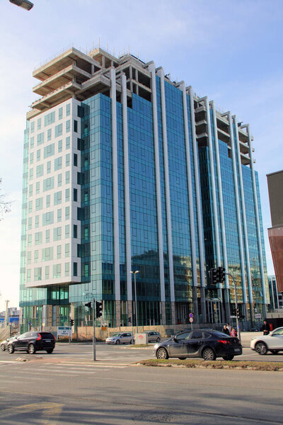 современное здание со стеклянным фасадом, построенное в Новом Белграде как символ современной архитектуры