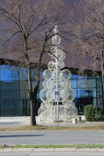 Belgrad 'daki bir alışveriş merkezinin önünde bir Noel ağacı süslemesi