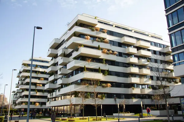 Yeni Belgrad 'da balkonları olan yeni konut binası