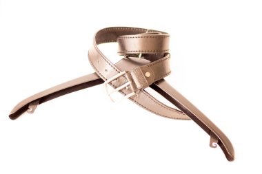 Askıda siyah deri kayış var.