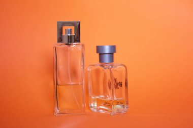 va cam parfüm şişesinin yarısı dolu.