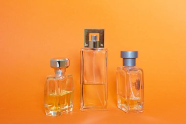 va cam parfüm şişesinin yarısı dolu.