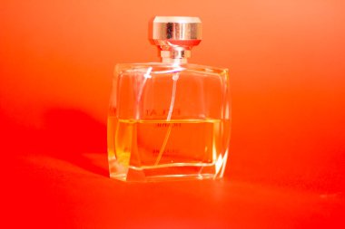 va cam parfüm şişesinin yarısı dolu.