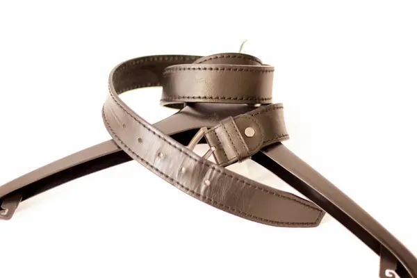 Askıda siyah deri kayış var.