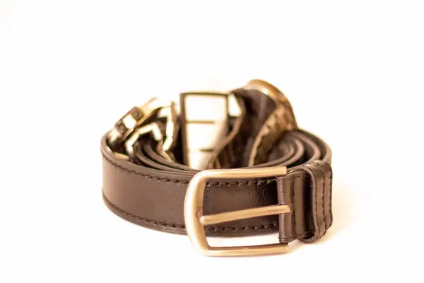 siyah deri kemer, saat ve araba anahtarı.